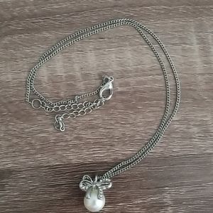 💎3/$12 Pearl and Rhinestones bow necklace